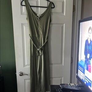 Elegant Olive Green Sleeveless Jumpsuit, size Medium